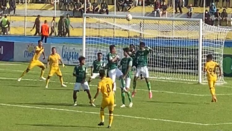 Laga antara PSMS dan Semen Padang FC pada fase grup lalu. (dok. istimewa)