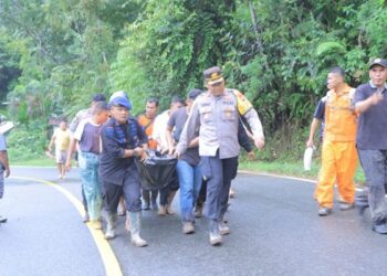 Kapolres Limapuluh Kota, AKBP Ricardo Condrat Yusuf bersama petugas gabungan mengevakuasi jasad pria yang meninggal tertimpa longsor saat membantu warga. (Foto: Dok. Polres Limapuluh Kota)