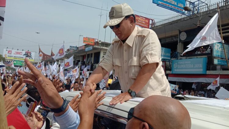 Puluhan ribu massa memadati Pasar Raya saat Prabowo Subianto berkunjung ke Kota Padang, Sumatera Barat (Sumbar), Sabtu (9/12/2023) siang. (Foto: Dok. Muhammad Aidil)