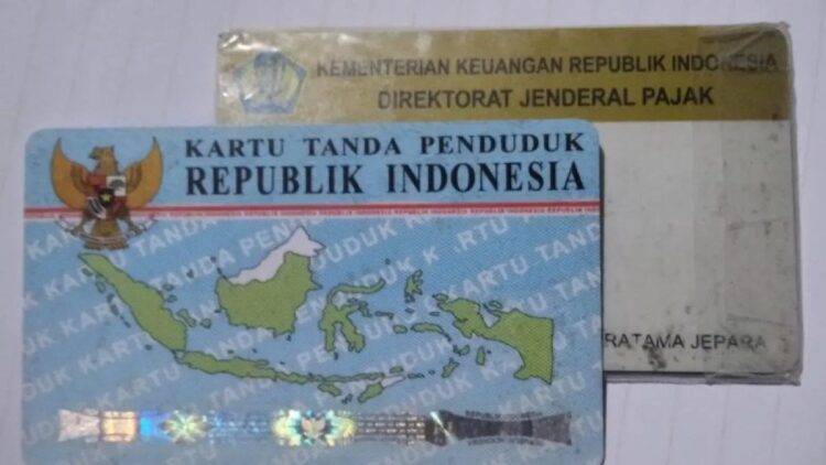 Kartu tanda penduduk (KTP) elektronik dan nomor pokok wajib pajak (NPWP). (ANTARA/Akhmad Nazaruddin Lathif)