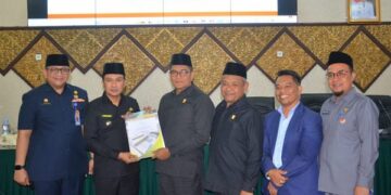 APBD Padang 2024 Rp2,57 Triliun, Defisit Rp34,9 Miliar 8 Pengesahan APBD Kota Padang untuk 2024. (Foto: Dok. Prokopim)