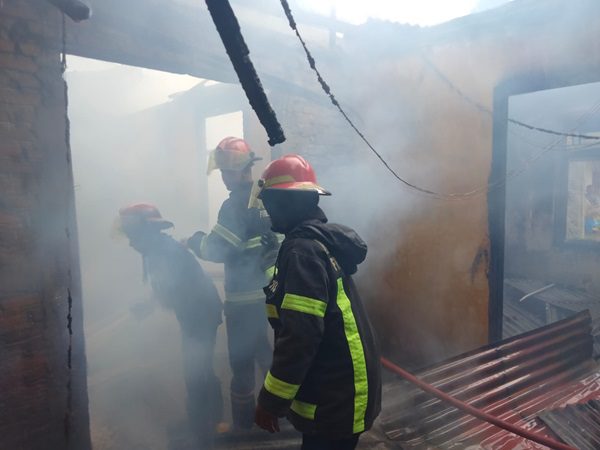 Rumah Hangus Terbakar di Padang, Kerugian Rp300 Juta 1 Kebakaran rumah warga di kawasan Kampung Lereng pada Kamis (14/12/2023) siang. (Foto: Dok. Dinas Damkar Padang)