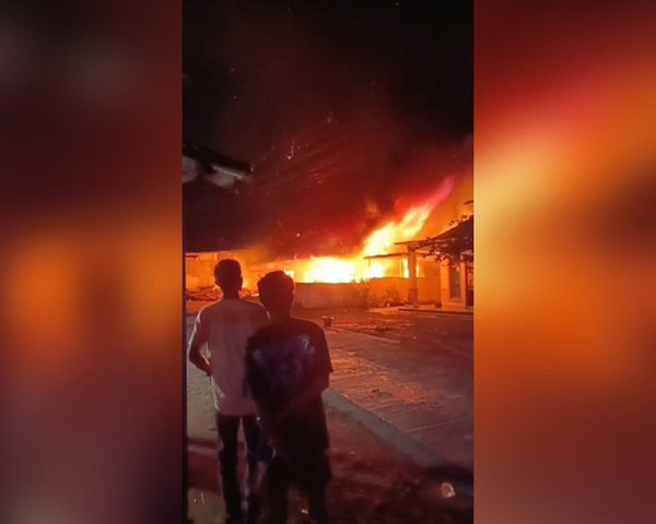 Kebakaran yang menghanguskan rumah dan gudang rongsokan di Padang pada Jumat (15/12/2023) dini hari. (Foto: Dok. Istimewa)