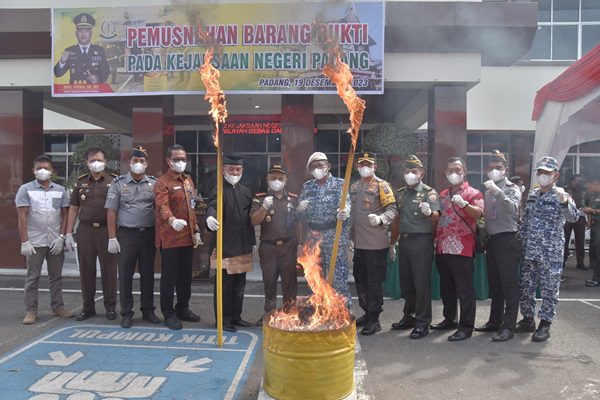 Kejaksaan Sebut Barang Haram Masih Marak di Padang, Ini Jenis Barang yang Dimusnahkan 1 Pemusnahan sejumlah barang haram di Kota Padang, Selasa (19/12/2023) siang. (Foto: Dok. Kejari Padang)