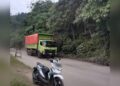 Salah satu ruas jalan yang rusak akibat lalu lintas truk pembawa batu bara menuju PLTU Teluk Sirih di kawasan Teluk Kabung Tengah. (Foto: Dok. Radarsumbar.com)