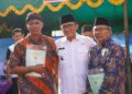 Wali Kota Padang, Hendri Septa (tengah) menterahkan sertifikat redistribusi tanah kepada 342 warga Limau Manih Selatan, Kecamatan Pauh. (Foto: Dok. Prokopim)
