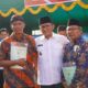 Wali Kota Padang, Hendri Septa (tengah) menterahkan sertifikat redistribusi tanah kepada 342 warga Limau Manih Selatan, Kecamatan Pauh. (Foto: Dok. Prokopim)