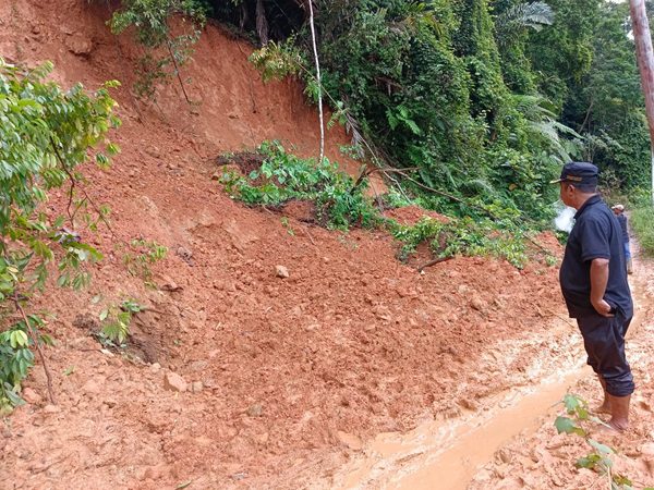 Longsor yang mengisolasi ratusan masyarakat Muaro Tais, Kabupaten Pasaman. (Foto: Dok. Istimewa)