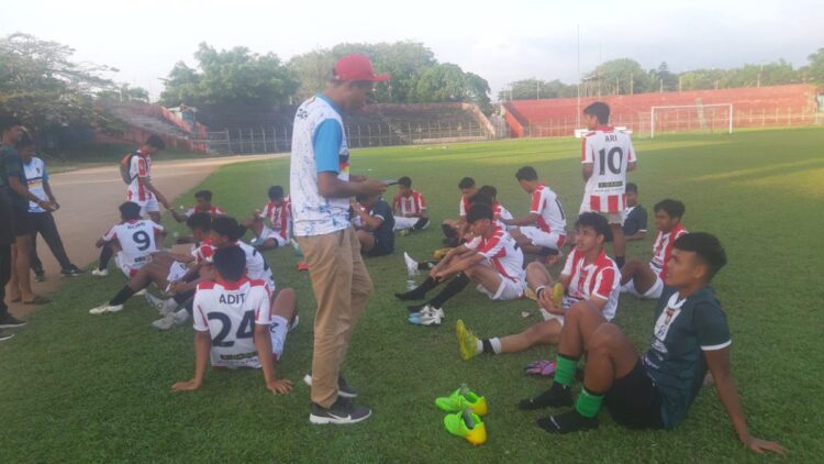 PSP Padang Pemuncak Grup B Liga 3 Sumbar, Tumbangkan Batang Anai 1 pelatih psp padang memberi arahan pemain