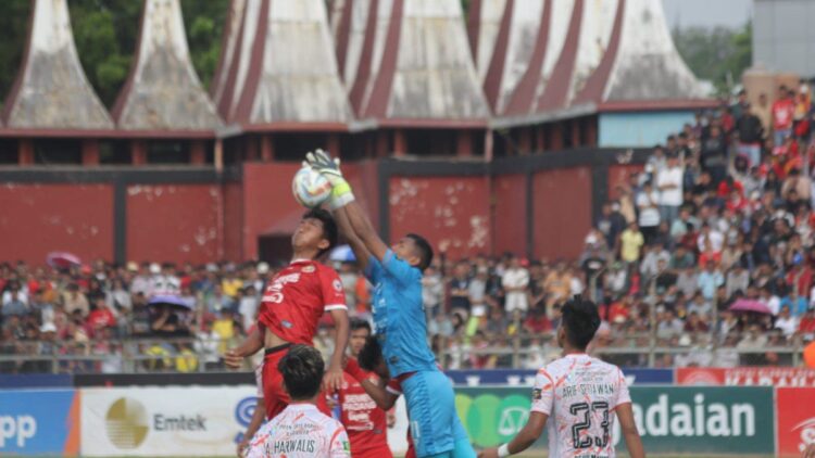 pemain Semen Padang FC berebut bola dengan kiper Persiraja