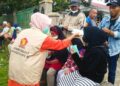 Andre Rosiade Bagi 10.000 Masker untuk Warga Sekitar Gunung Marapi 1 Pembagian masker dari Andre Rosiade untuk masyarakat di sekitar Gunung Marapi. (dok. istimewa)