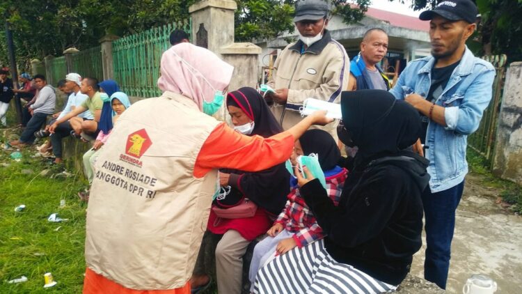 Pembagian masker dari Andre Rosiade untuk masyarakat di sekitar Gunung Marapi. (dok. istimewa)