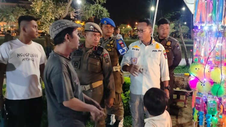 Satpol PP Tertibkan PKL di Gelanggang Balai Kota Padang 1 Penertiban pedagang di Gelanggang Balai Kota Padang. (dok. Diskominfotik Padang)