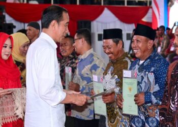 Presiden melakukan penyerahan sertifikat tanah untuk rakyat yang digelar di Gelanggang Olahraga (GOR) Delta, Kabupaten Sidoarjo, Provinsi Jawa Timur, pada Rabu (27/12/2023). (Foto: Muchlis Jr/BPMI Setpres)