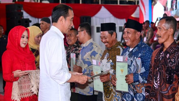 Presiden: Pemerintah Kerja Keras Selesaikan Masalah Tanah 1 Presiden melakukan penyerahan sertifikat tanah untuk rakyat yang digelar di Gelanggang Olahraga (GOR) Delta, Kabupaten Sidoarjo, Provinsi Jawa Timur, pada Rabu (27/12/2023). (Foto: Muchlis Jr/BPMI Setpres)