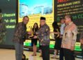 Gegara Ini, Pertamina Patra Niaga Regional Sumbagut Raih Penghargaan KLHK 3 Wakil Presiden RI, KH Ma'ruf Amin (kanan) menyerahkan penghargaan kepada Pertamina Patra Niaga Sumbagut. (Foto: Dok. Pertamina)