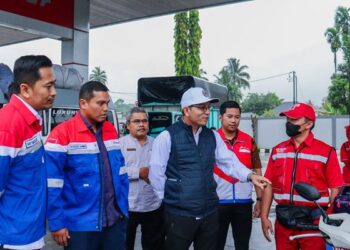 Sekretaris Jenderal (Sekjen) Kementerian Energi dan Sumber Daya Mineral (ESDM), Dadan Kusdiana meninjau SPBU di Sumbar. (Foto: Dok, Pertamina)