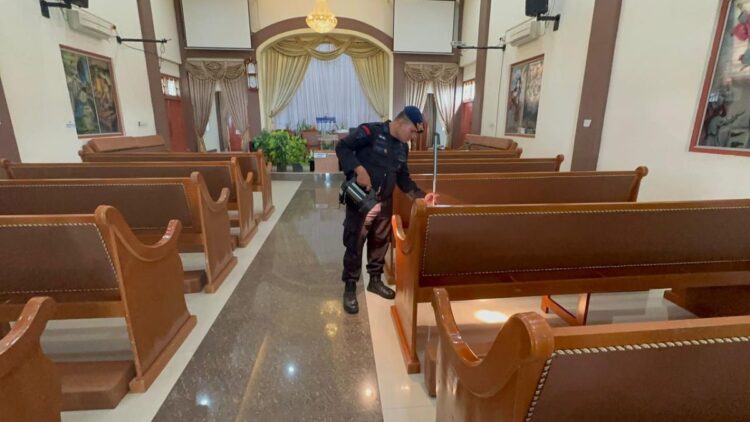 polda sumbar lakukan sterilisasi gereja
