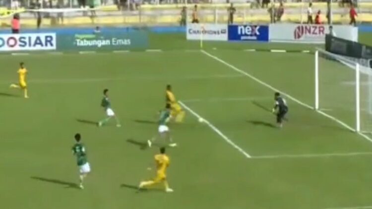 Babak Pertama: Gol ke-11 Kenneth Ngwoke Bawa Semen Padang FC Unggul dari PSMS 1 Proses gol Ngwoke di babak pertama ke gawang PSMS. (dok. tangkapan layar)