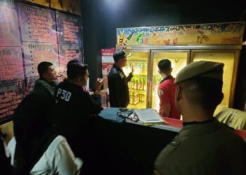 Petugas merazia lokasi hiburan dan malam mengecek status izin minuman keras beralkohol di Kota Padang pada Senin (18/12/2023) malam. (Foto: Dok. Satpol PP Padang)