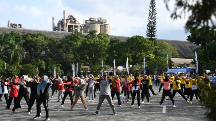 Kampanye Peringati HIV/AIDS Sedunia, Semen Padang Gelar Interaktif Massal untuk Karyawan 1 senam bersama karyawan Semen Padang