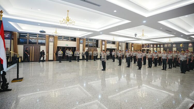 Kapolri Naikan Pangkat 45 Pati Polri, Ada Seorang Polwan Jadi Jenderal 1 Sertijab perwira tinggi Polri. (dok. istimewa)