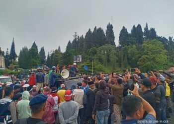 Aksi unjuk rasa di Kompleks Pemerintahan Kabupaten Solok. (Foto: Dok. Istimewa)