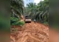 Perbaikan jalan desa sepanjang 3,6 kilometer di Sarolangun oleh PTPN IV Regional 4. (Foto: Dok. PTPN)