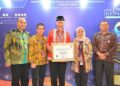 Penghargaan pelayanan publik dari Ombudsman RI untuk Pemprov Sumbar. (Foto: Dok. Adpim)