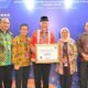 Penghargaan pelayanan publik dari Ombudsman RI untuk Pemprov Sumbar. (Foto: Dok. Adpim)