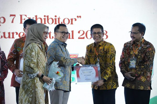 Pemprov Sumbar Raih Best Exhibitor pada Ajang ASN Cultural Fest 2023 1 Penghargaan dari Kementerian PANRB ke Pemprov Sumbar. (Foto: Dok. Adpim)