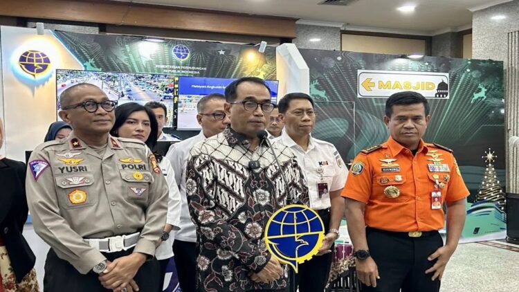 Menteri Perhubungan Budi Karya Sumadi (tengah) saat memberikan keterangan kepada media usai Pembukaan Posko Pusat Angkutan Natal Tahun 2023 dan Tahun Baru 2024 di Kantor Kementerian Perhubungan, Jakarta, Selasa (19/12/2023). ANTARA/Kuntum Riswan.