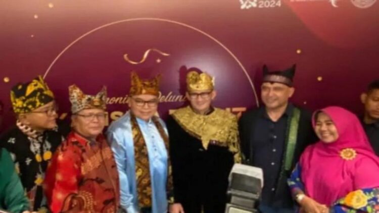 Kepala Dinas Pariwisata Sumbar, Luhur Budianda dan jajaran bersama Menteri Pariwisara Sandiaga Uno usai pengumuman KEN 2024. (ANTARA/HO-Dispar Sumbar)