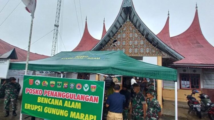 Pemerintah Dirikan Posko Siaga Marapi di Batu Palano dan Bukit Batabuah Agam 1 Posko Siaga Marapi yang didirikan di Batu Palano, Kabupaten Agam setelah adanya peningkatan status Gunung Marapi dari Level Waspada menjadi Level Siaga (Antara/Al Fatah)