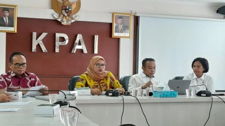 KPAI Sebut Pelaporan Perlindungan Anak di Aplikasi SIMEP PA Meningkat 1 Ketua KPAI Ai Maryati Solihah (dua dari kiri) dalam konferensi laporan akhir tahun 2023 KPAI di kantor KPAI, Jakarta, Senin (22/1/2024). (ANTARA/Lintang Budiyanti Prameswari)