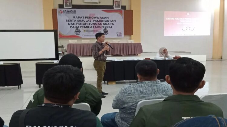Bawaslu Padangpanjang Simulasikan Pemungutan dan Penghitungan Suara Pemilu 2024 1 Komisioner KPU Gunawan, sampaikan materi proses awal pemungutan suara di TPS saat simulasi Pemilu dan penghitungan suara yang digelar Bawaslu Padang Panjang. (ANTARA/ Isril)