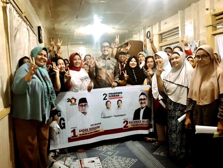 Calon Anggota DPRD Kota Padang dari Partai Gerindra Dapil Padang 5 (Padang Selatan dan Padang Timur) Rachmad Wijaya berkampanye di Rawang, Padang Selatan.