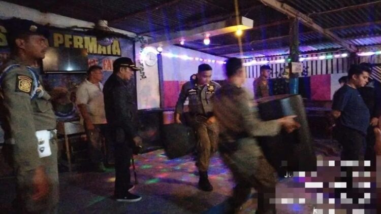 Meresahkan Masyarakat, Satpol PP Sita Satu Ember Tuak dari Tempat Karaoke di Padang 1 Satpol PP Padang menyita satu ember tuak dari salah satu tempat karaoke. (Foto: Dok. Satpol PP Padang)