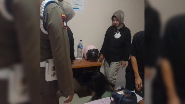 Satpol PP Padang mengamankan muda-mudi di sejumlah kos-kosan dan penginapan. (Foto: Dok. Satpol PP Padang)