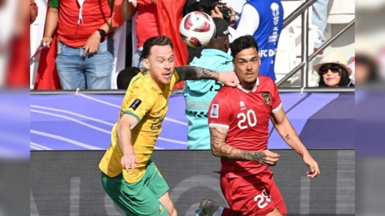 Kalah dari Australia, Indonesia Tersingkir di Piala Asia 2023 1 Pemain Timnas Indoensia, Shayne Pattynama, berduel pada laga babak 16 besar Piala Asia 2023 kontra Australia di Stadion Jassim bin Hamad, Doha, pada Minggu (28/1/2024).(AFP/HECTOR RETAMAL)