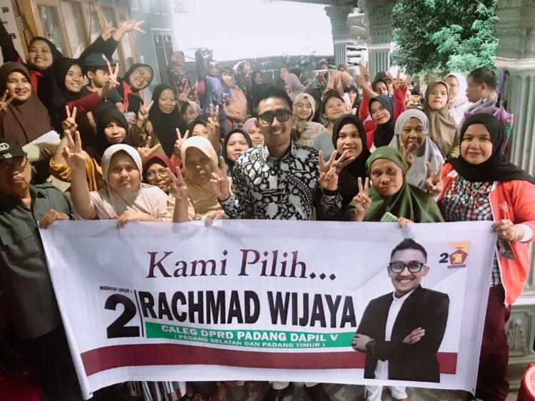 Rachmad Wijaya Gerindra: Pilih Calon yang Tepat, jangan Buang-buang Suara 1 Rachmad membaur dengan waega RW 12 Kelurahan Rawang, Kecamatan Padang Selatan saat berkampanye untuk Pileg dan Pilpres 2024.
