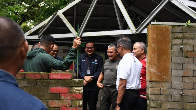 Danrem 0312 Wirabraja terkesan dengan SEPABLOCK buatan Semen Padang. (dok. humas)