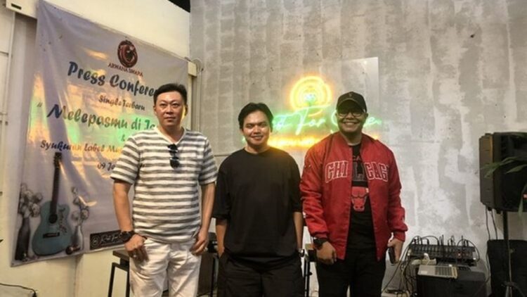 Rilis Lagu Baru, Dodhy 'Kangen Band' Gelar Konser Solo di 20 Kota 1 Dodhy Kangen Band (tengah), Yohanes (kiri), dan Bimo Maxim (kanan) di Cinere, Depok, Selasa (9/1/2024). (dok. Kompas/Cynthia Lova)