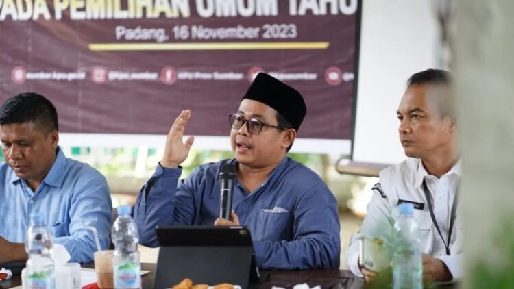 Dokumentasi - Anggota KPU Provinsi Sumbar Ory Sativa Syakban (tengah). (ANTARA/HO-Humas KPU Sumbar)