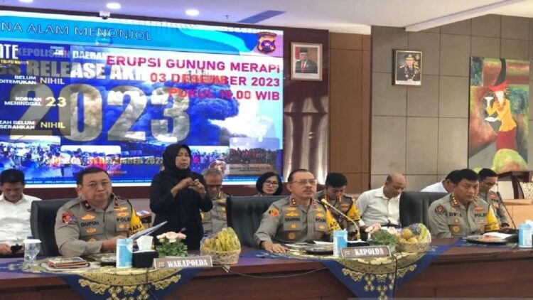 Polda Sumbar: 3.700 Kasus Lakalantas Terjadi sepanjang 2023, 460 Orang Meninggal Dunia 1 Kapolda Sumbar Irjen Pol Suharyono (tengah) saat memberikan keterangan pers akhir tahun 2023 di Padang pada Minggu (31/12). ANTARA/FathulAbdi