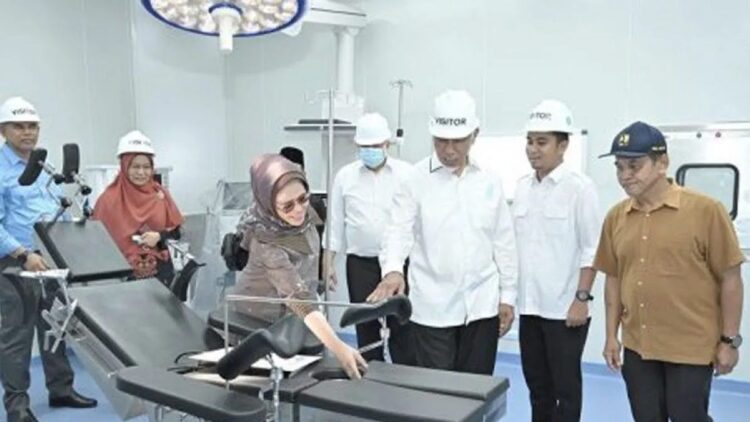 Wali Kota Solok Zul Elfian Umar bersama Wawako Solok Ramadhani Kirana Putra mendampingi Gubernur Sumbar Mahyeldi mengunjungi RSUD Kota Solok. (ANTARA/HO-Diskominfo Solok)