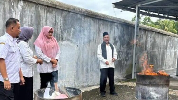 Sejumlah pegawai Dinas Perpustakaan dan Kearsipan (Dispersip) Kota Solok, Sumbar saat melakukan pemusnahan 2.047 berkas arsip yang telah habis batas waktu. ANTARA/HO-Diskominfo Solok.