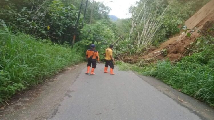 Satgas BPBD Agam sedang berada di tanah longsor juga terjadi di Kelok 5 Pendakian Bukik Apiak Sianok, Nagari Sianok VI Suku, Kecamatan Ampek Koto. Dok BPBD Agam