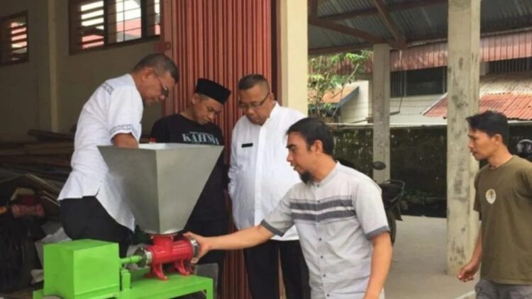 Dinas Lingkungan Hidup (DLH) Kota Solok, Sumatera Barat saat menyerahkan bantuan mesin pencacah ke kelompok tani Ternak Hakuna Matata di Kota Solok. ANTARA/HO-Diskominfo Solok.
