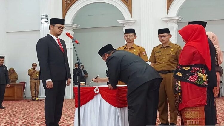 81 Pejabat Dilantik, Wako Bukittinggi: Pelayanan kepada Masyarakat Harus Tetap Prioritas 1 Wali Kota Bukittinggi, Erman Safar saat melantik pejabat baru Pemkot Bukittinggi. Sebanyak 81 orang pejabat dilantik di awal tahun 2023 (Antara/Al Fatah)